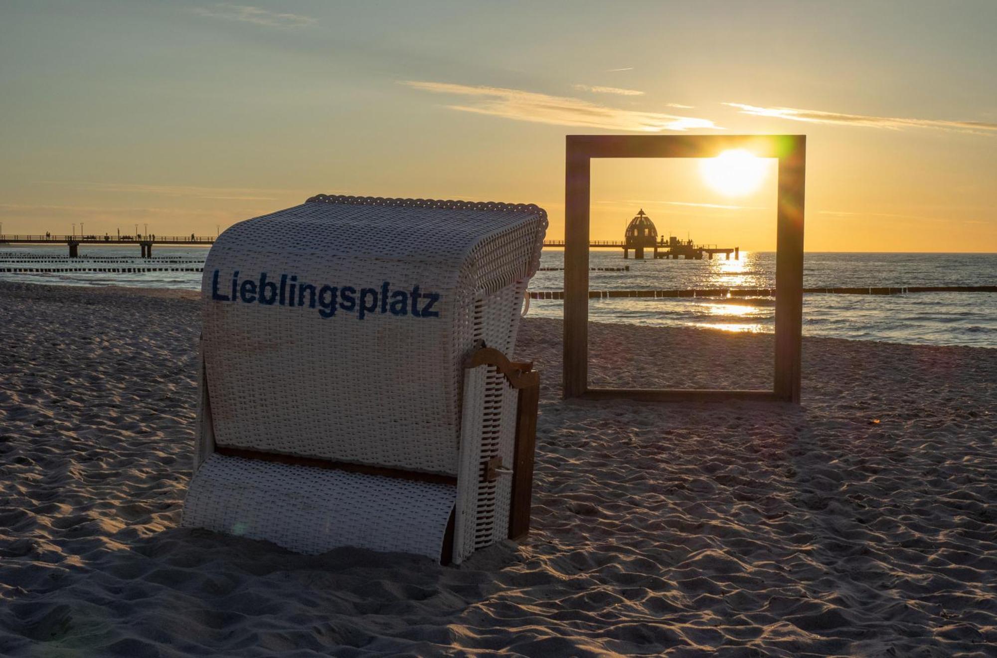 Kranichtanz an der Seebrücke Zingst Exterior foto
